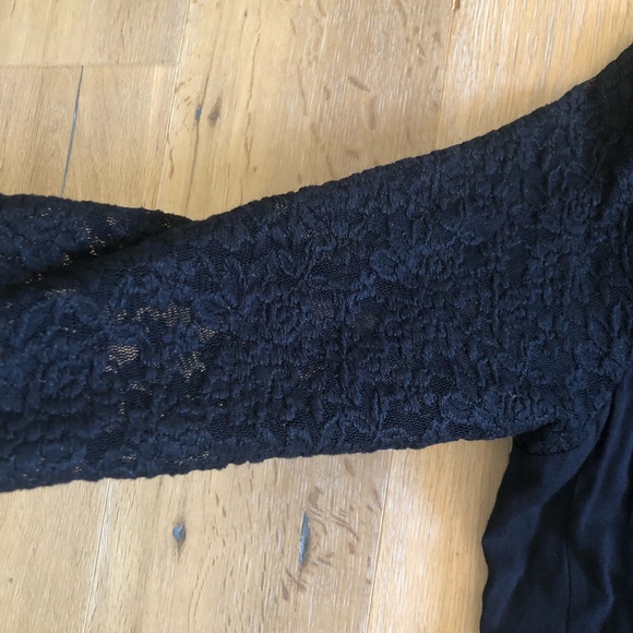Little black dress with lace sleeves - Picture 3 of 3